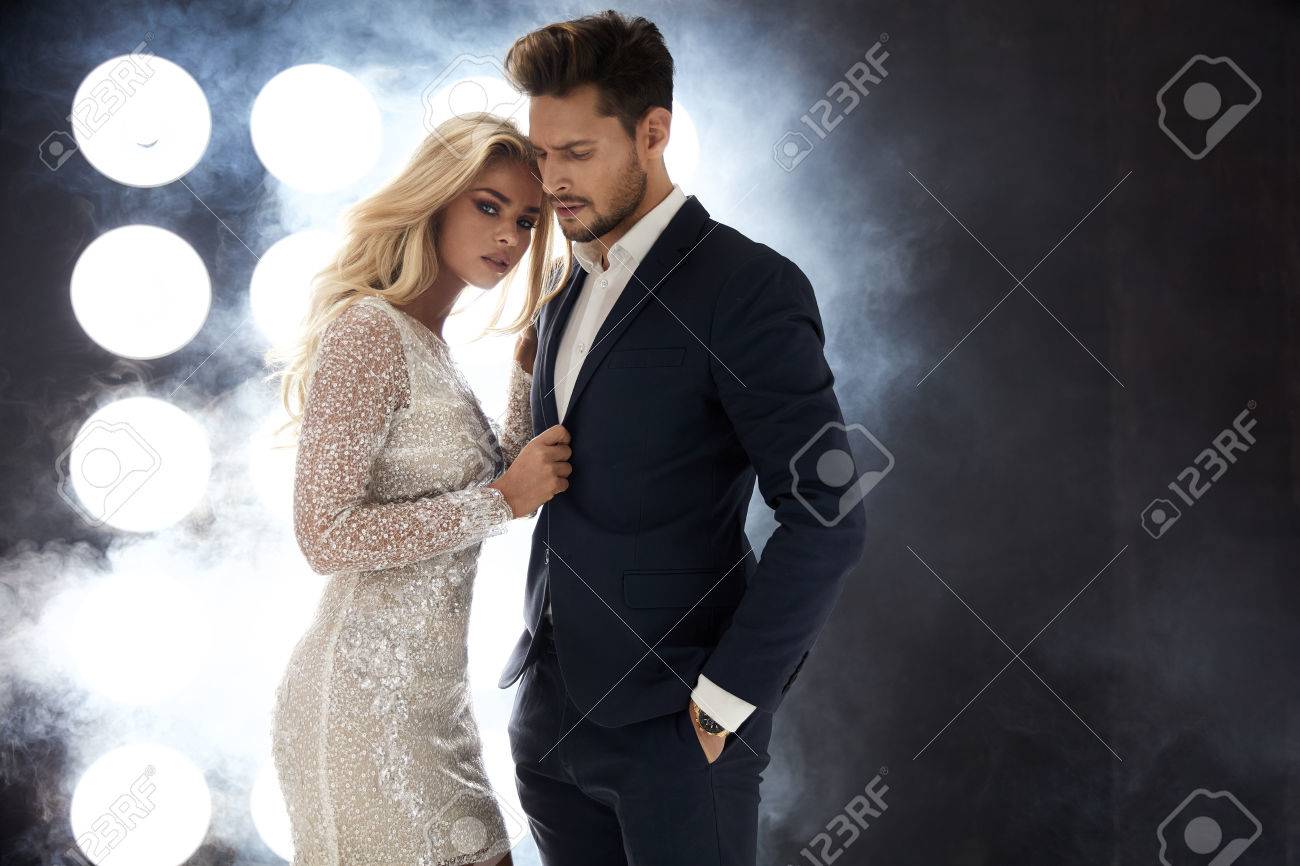 エレガントなセレブ カップルの舞台でポーズ の写真素材 画像素材 Image