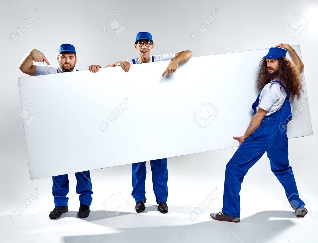 Konzeptionelle Bild Von Drei Crafstmen Halten Eine Leere Weisse Tafel Lizenzfreie Fotos Bilder Und Stock Fotografie Image
