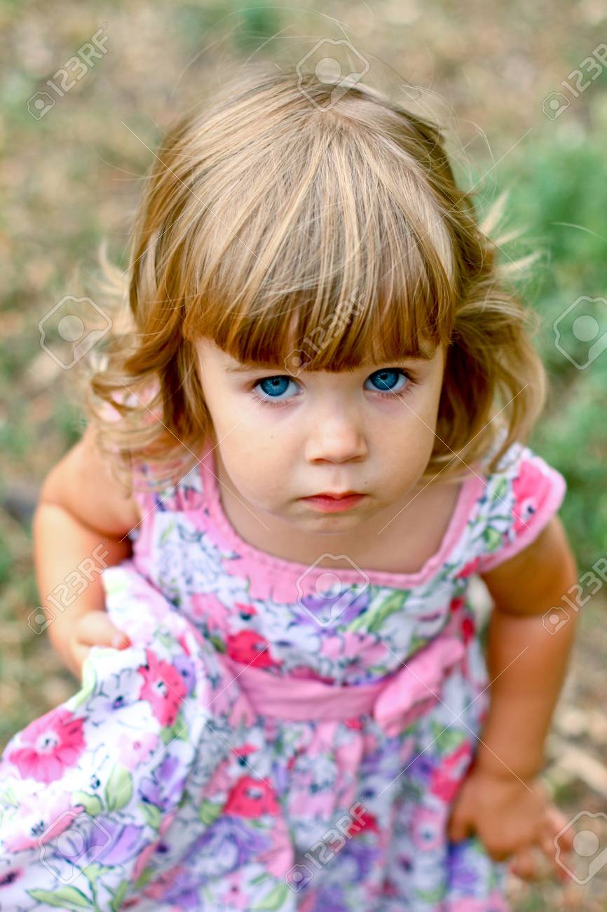 公園を歩いて少しの白人の女の子 の写真素材 画像素材 Image 公園を歩いて少しの白人の女の子 の写真素材 画像素材 Image