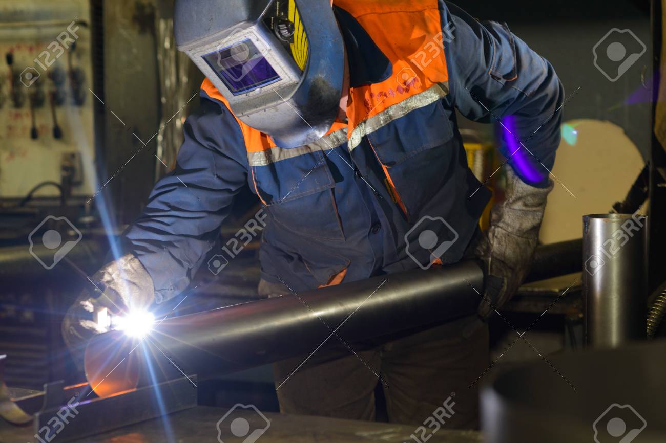 Une Profession De Soudeur Un Travailleur Soude Une Jonction De Charpente Metallique Banque D Images Et Photos Libres De Droits Image 85153096