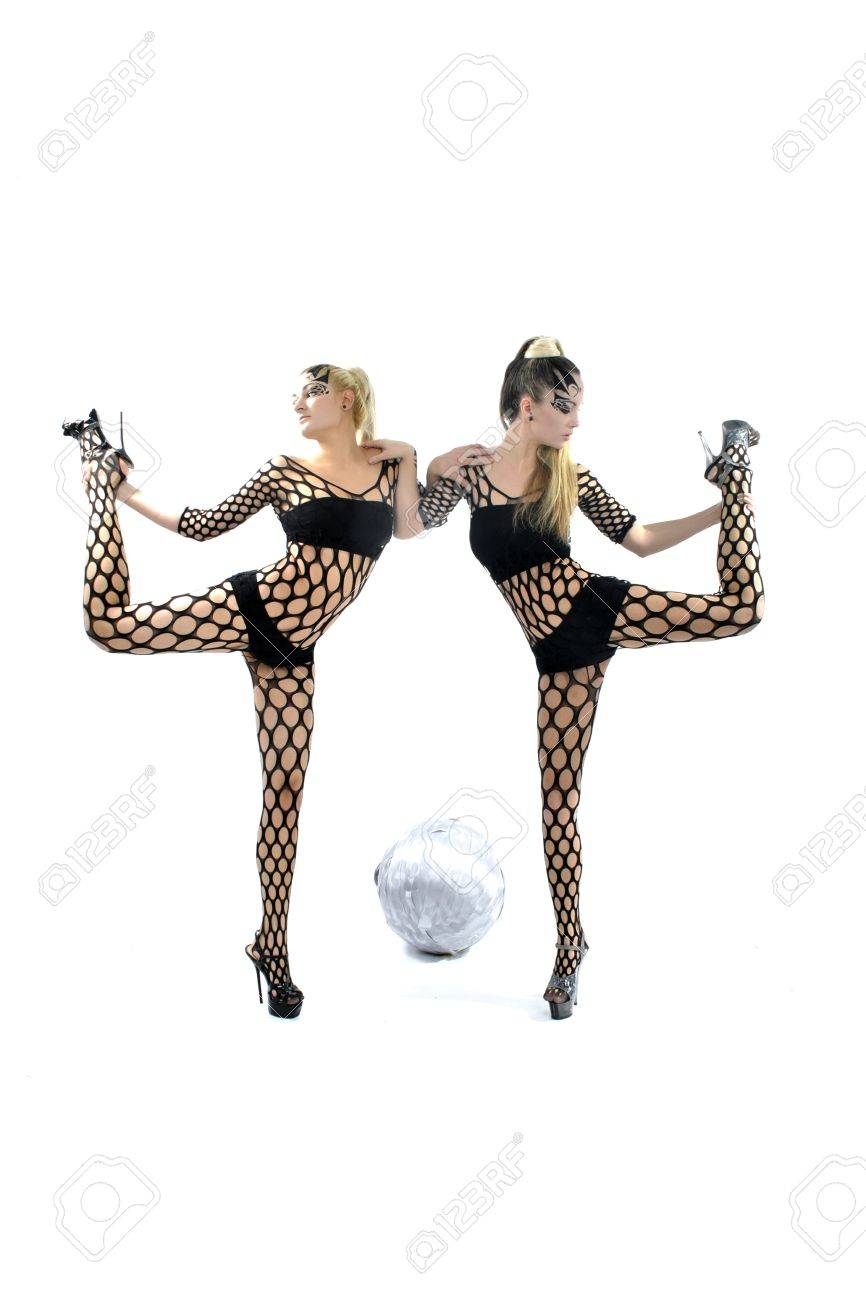 アクロバティックなポーズがセクシーな衣装で白い背景でポーズ美しい少女 の写真素材 画像素材 Image