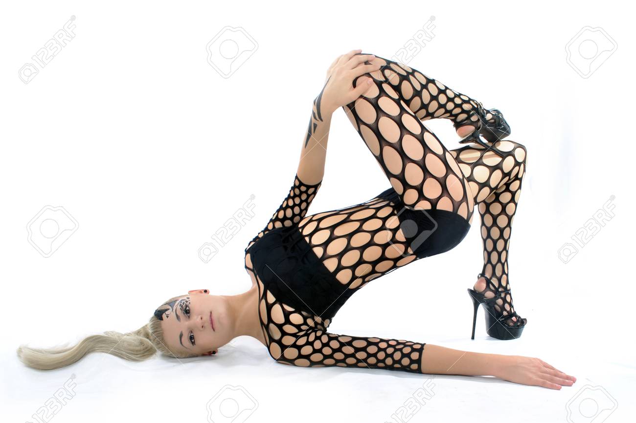 アクロバティックなポーズがセクシーな衣装で白い背景でポーズ美しい少女 の写真素材 画像素材 Image