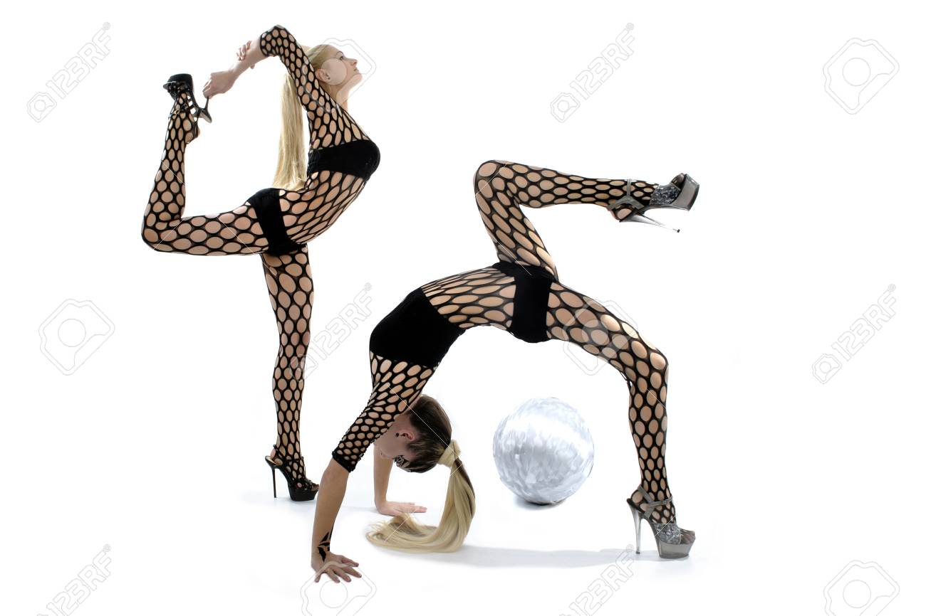 アクロバティックなポーズがセクシーな衣装で白い背景でポーズ美しい少女 の写真素材 画像素材 Image