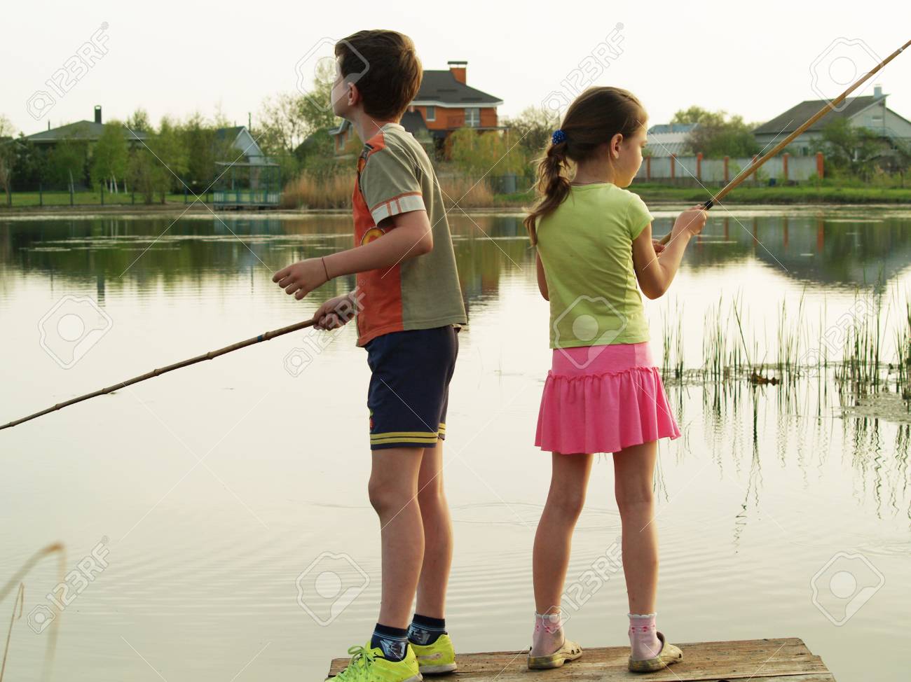 子供 男の子と女の子の釣り橋や魚の上に立つ の写真素材 画像素材 Image