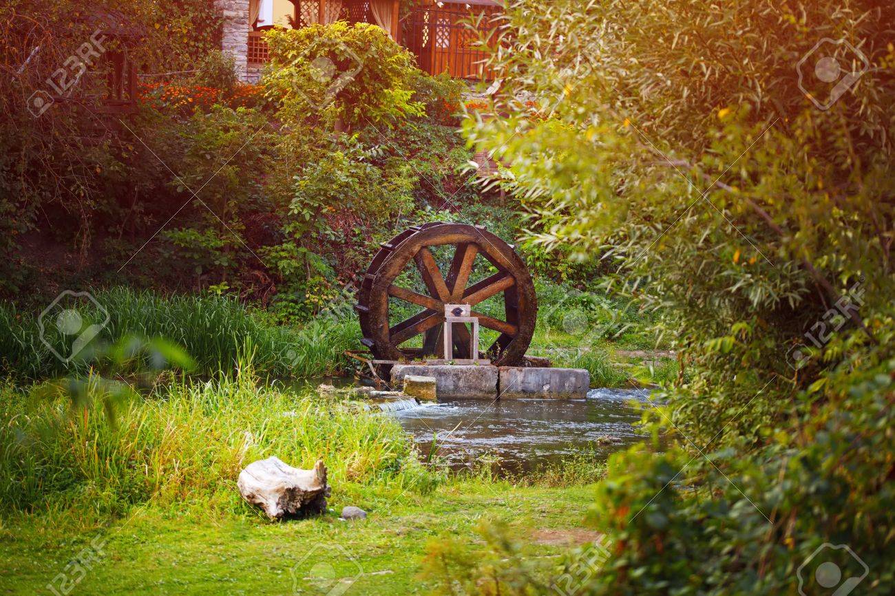Vieux Bois Noria Moulin à Eau Sur Une Ferme équestre La Vieille Roue à Eau Couvert De Mousse Circuler Leau Au Moulin Ancienne Technologie