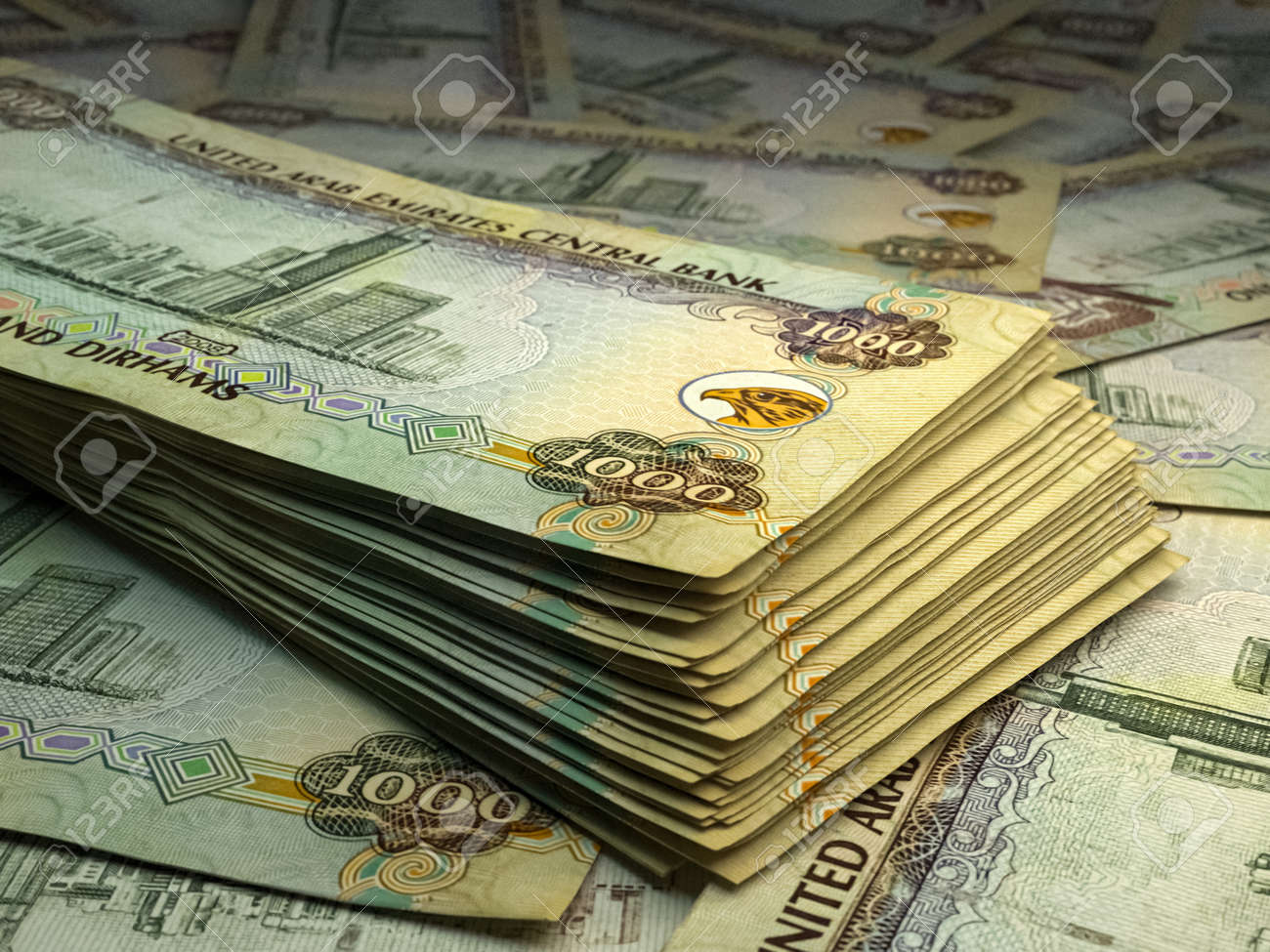 아랍에미리트의 돈. 아랍에미리트 디르함 지폐. 에이드 지폐. 1000 디르함. 비즈니스, 금융, 뉴스 배경입니다. 로열티 무료 사진,  그림, 이미지 그리고 스톡포토그래피. Image 171722911