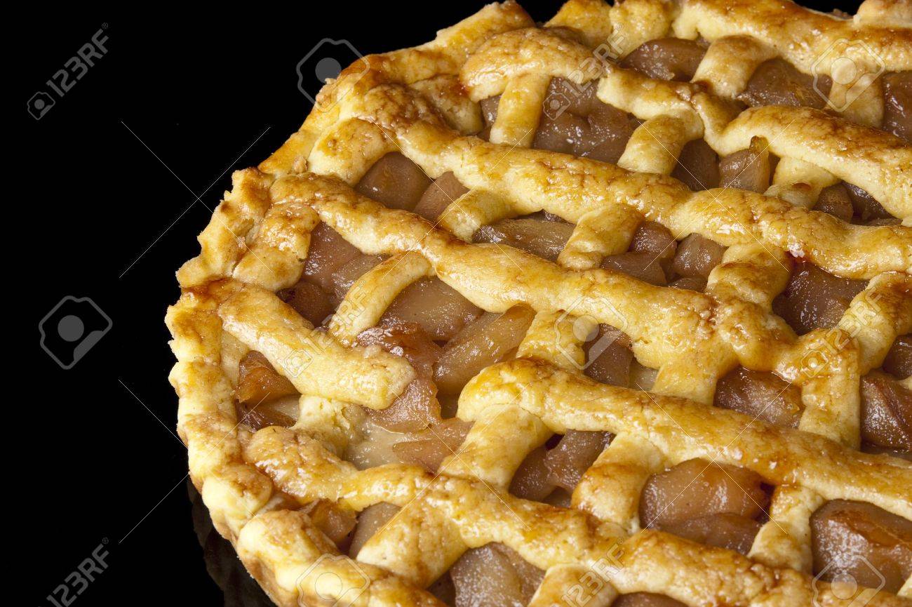 Une Delicieuse Tarte Aux Pommes Doree Sur Fond Noir Brillant Banque D Images Et Photos Libres De Droits Image 6661772