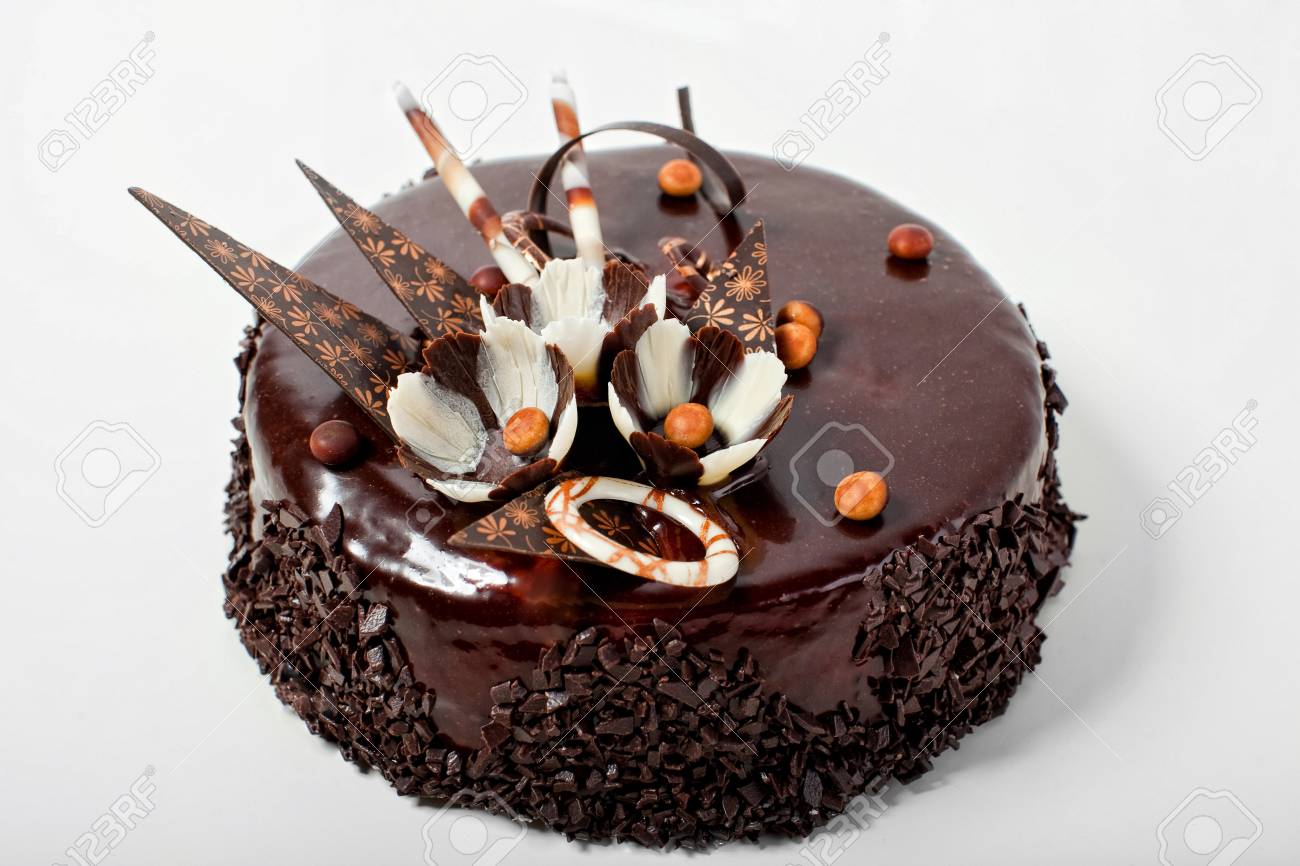Triple Gateau Au Chocolat Givre Et En Relief Avec Impression De Diamant Sur Les Cotes Avec Des Roses De Glacage Au Chocolat Fabriques A La Main Sur Le Dessus Isole Sur Fond