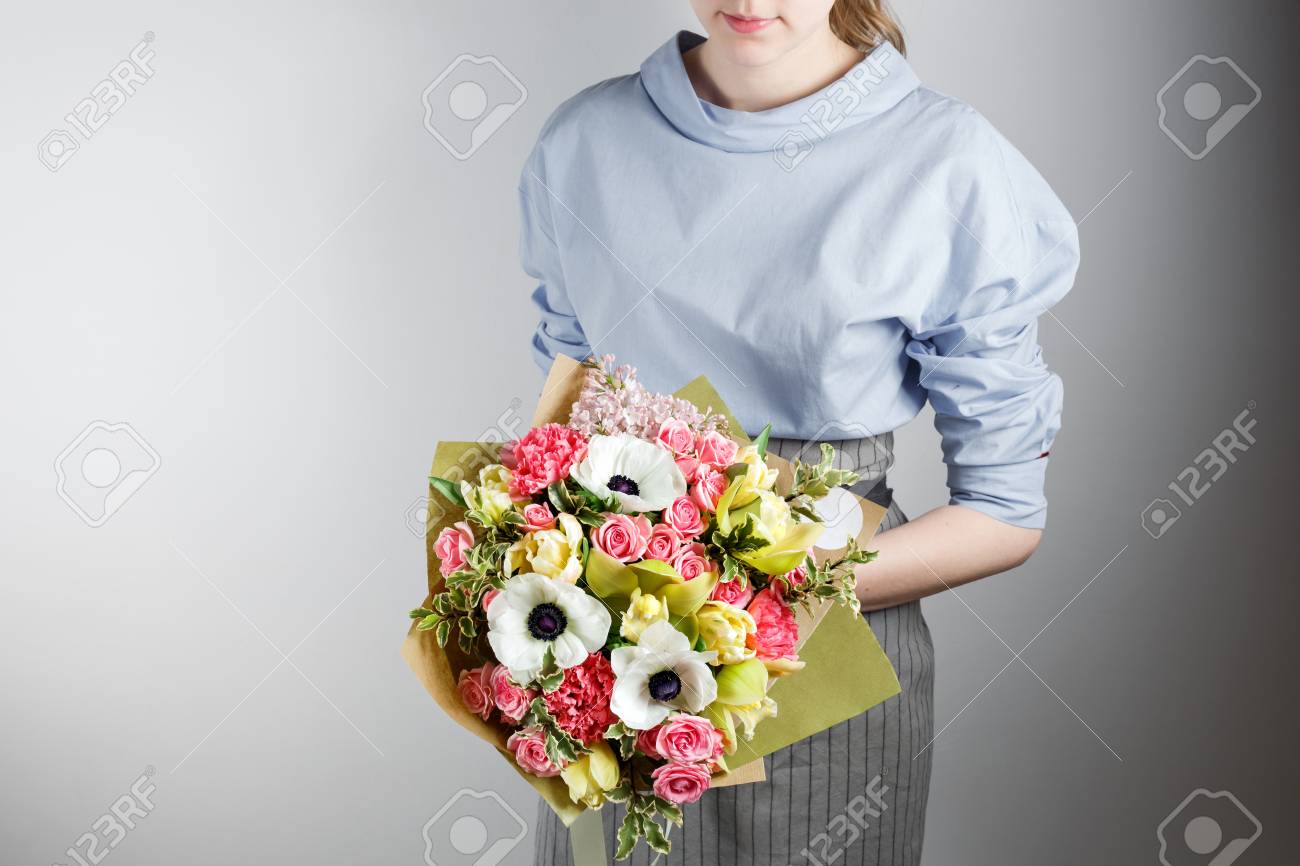 カーネーション ラン バラ 手でアネモネのエレガントなブーケ エキゾチックな花のかわいいソフト ブーケ の写真素材 画像素材 Image