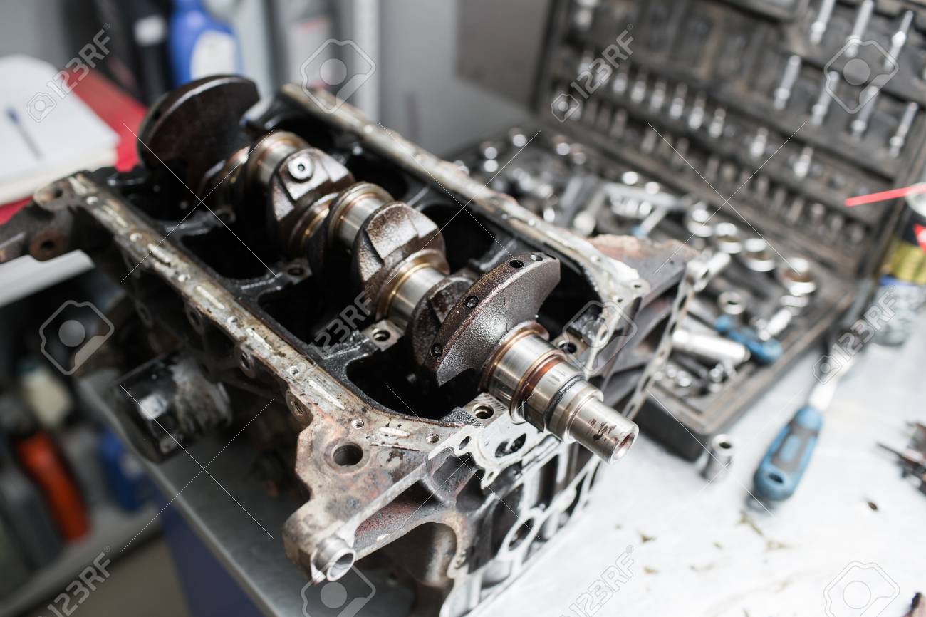 Cigüeñal Del Motor, De La Válvula, Pistones. Mecánico, Reparador, Automóvil, Coche, Motor, Mantenimiento, Trabajo Fotos, Retratos, Imágenes Y Fotografía De Archivo Libres De Image 73952809.