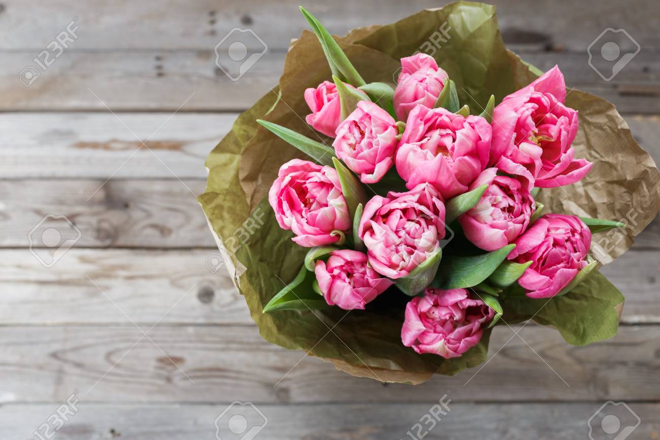 Bouquet De Tulipes De Pivoine Rose Sur Un Fond En Bois Fleurs De Printemps Contexte De La Fete Des Meres Banque D Images Et Photos Libres De Droits Image