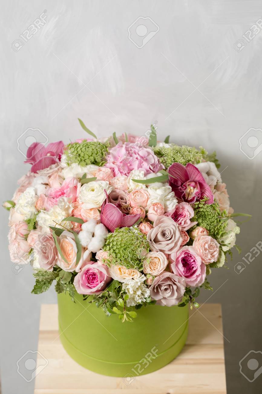 Bouquets De Luxe De Fleurs Mixtes Dans La Boîte à Chapeau