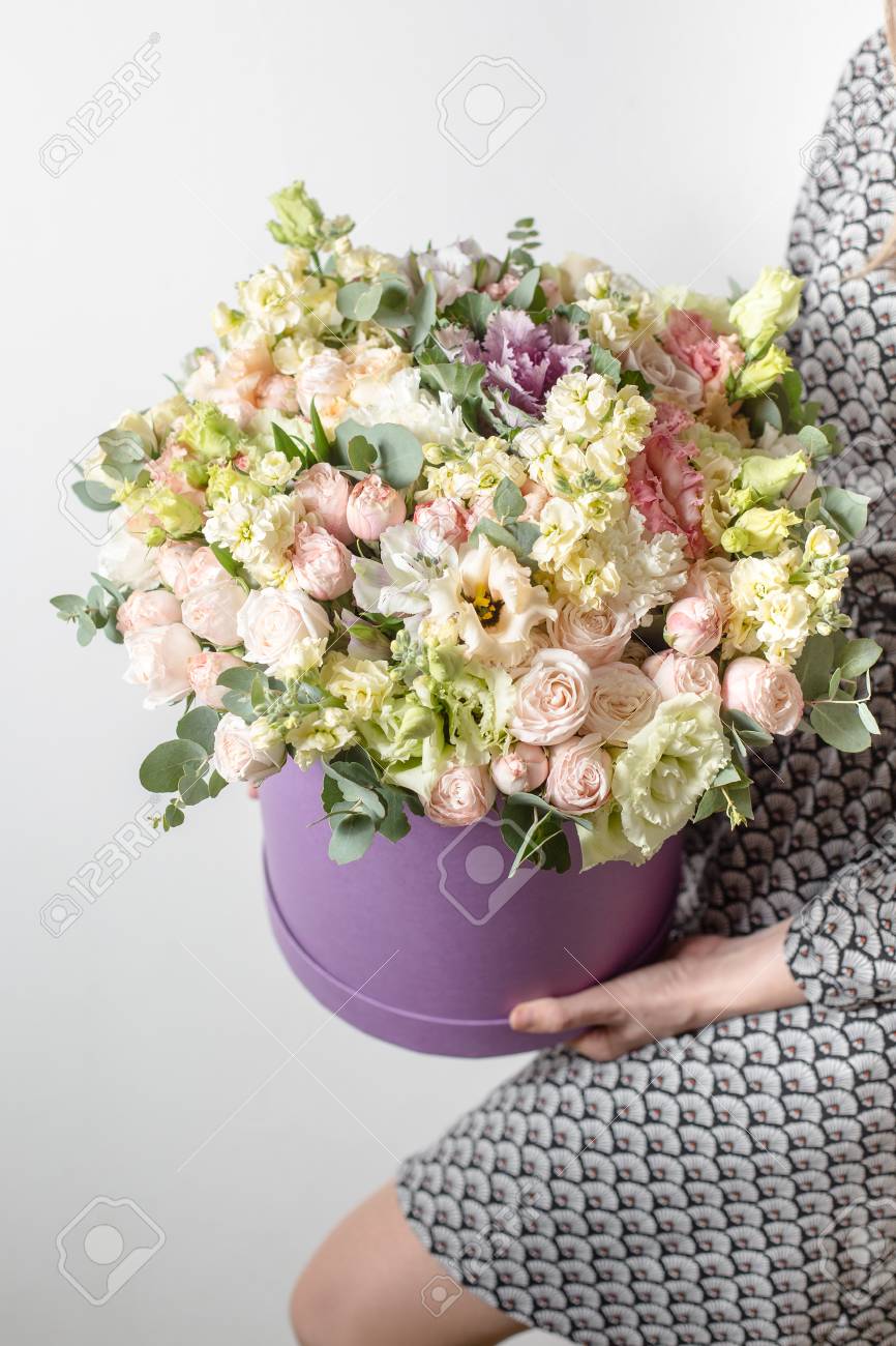 Bouquets De Luxe De Fleurs Mixtes Dans La Boîte à Chapeau Dans Les Mains Des Filles