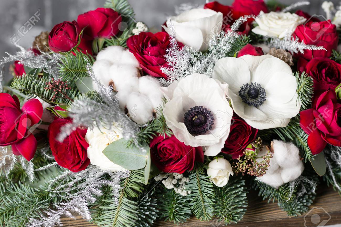 冬の装飾 ノビリスの枝の組成と新鮮な花です ショップの仕事花屋 家族との夕食を飾るため の写真素材 画像素材 Image