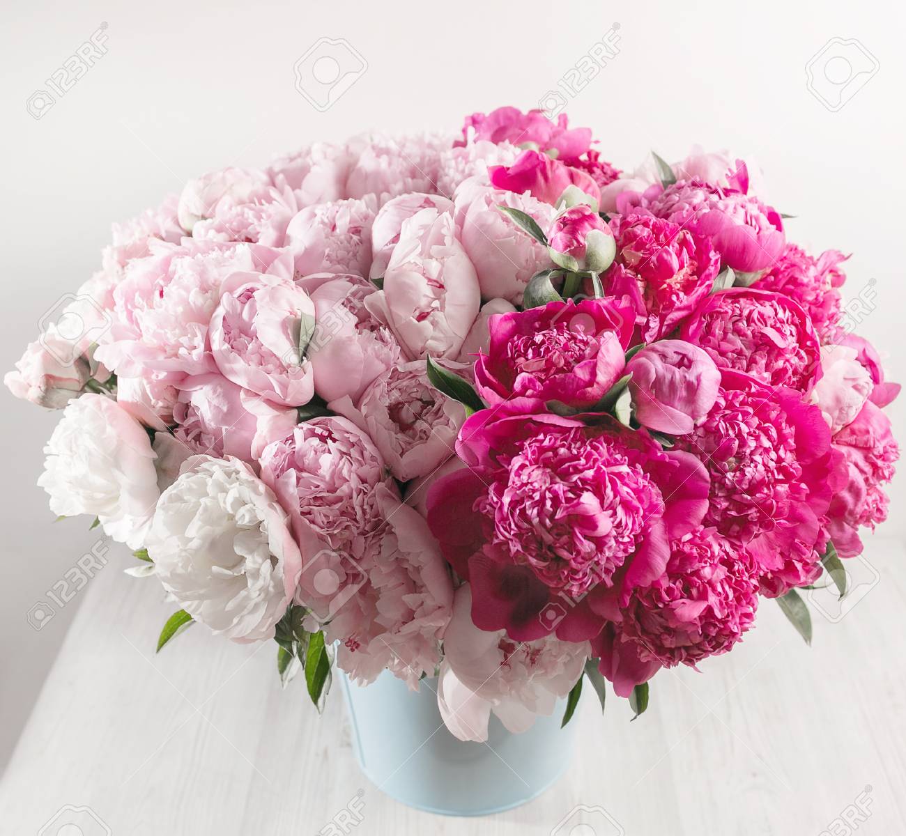 ピンク色のピオニのエレガントなブーケがクローズアップ 任意の休日のための美しい花 花屋でかわいいとロマンチックな花がたくさん の写真素材 画像素材 Image