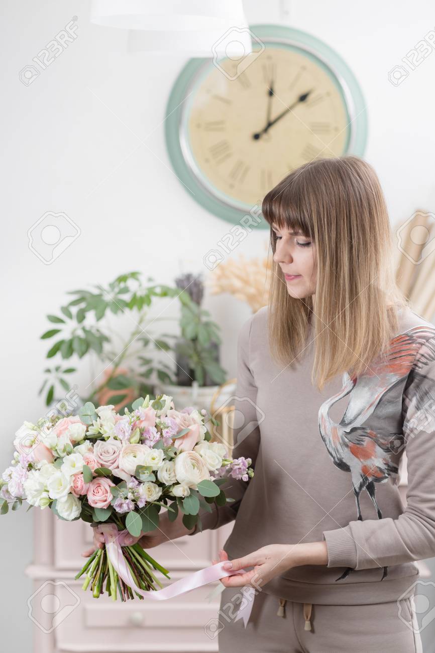 女性の手に混合花の美しい豪華な花束 花屋の花屋さんの仕事かわいい素敵な女の子 の写真素材 画像素材 Image