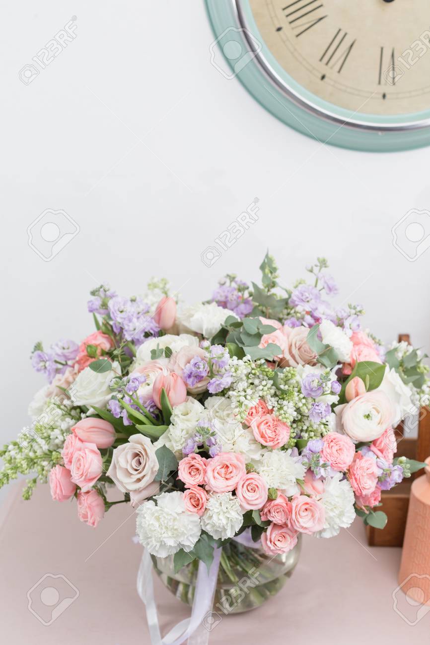 ガラスの花瓶に赤とピンクの花を混ぜた美しい豪華な花束 花屋の花屋の仕事 壁紙 の写真素材 画像素材 Image 95956959