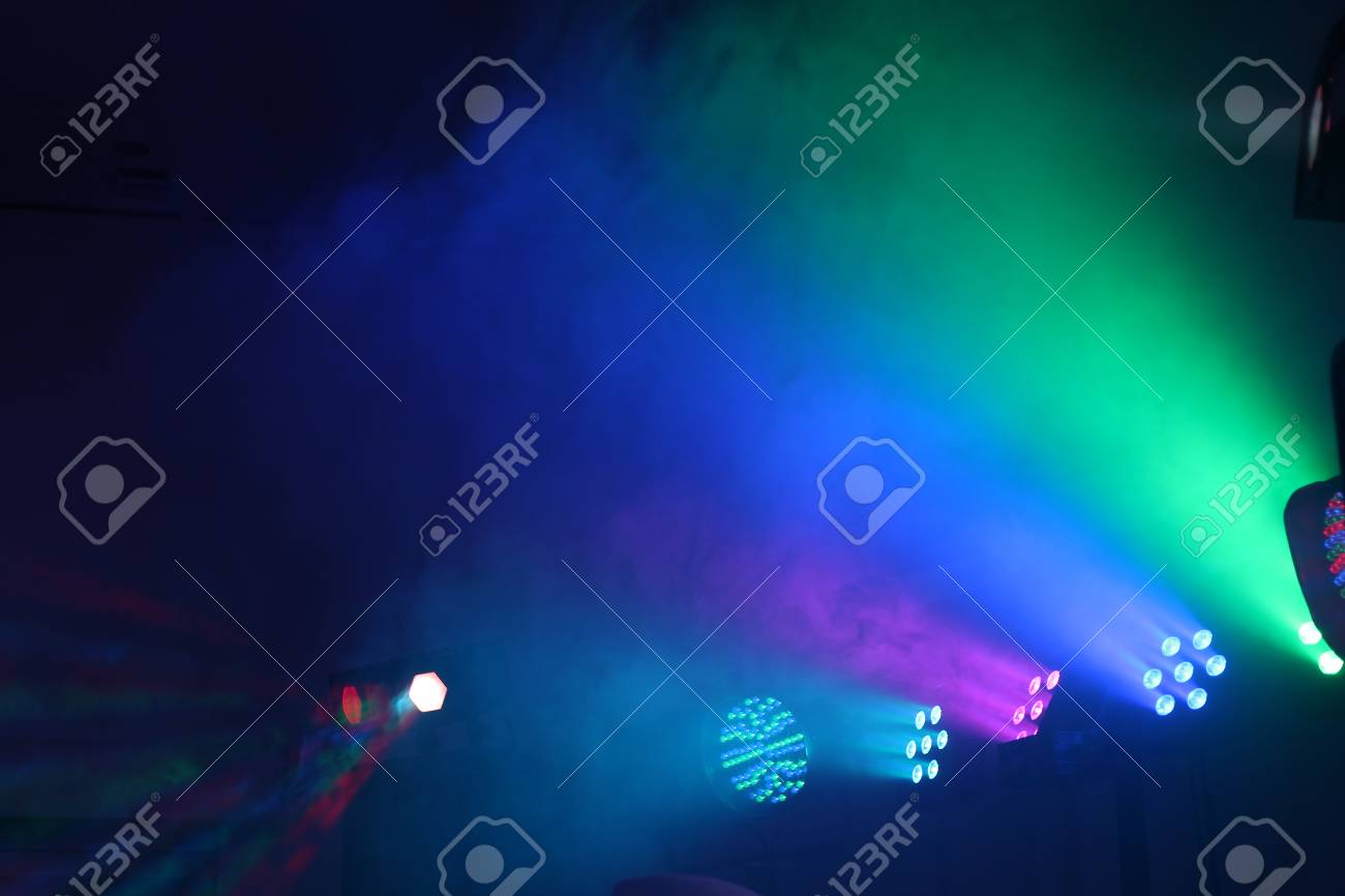 Iluminación Láser / Etapa De Luces Y Humo Fotos, Imágenes Fotografía De Archivo Libres De Derecho. Image 66486567.