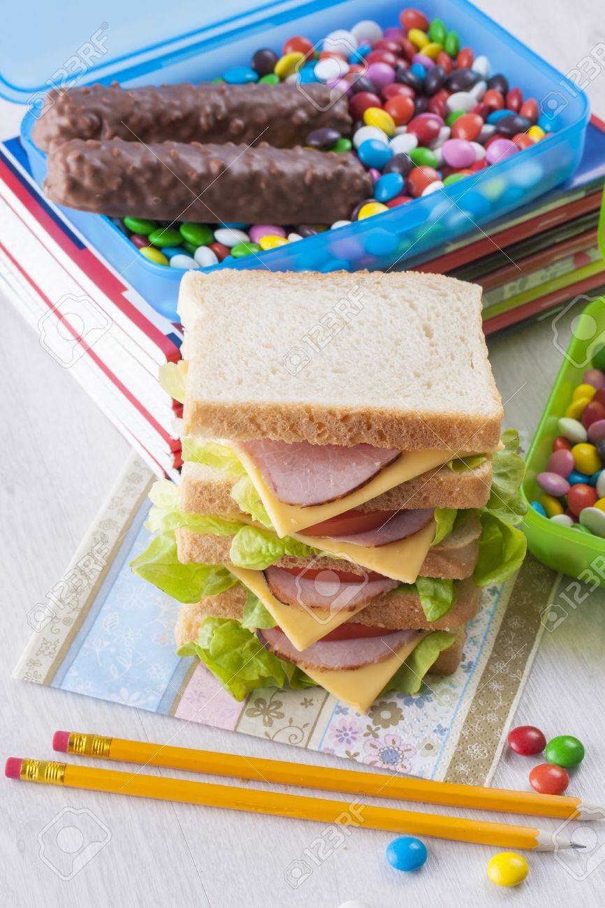 いくつかのお菓子と大きなサンドイッチを子供の健康問題 肥満 を説明する概念 の写真素材 画像素材 Image