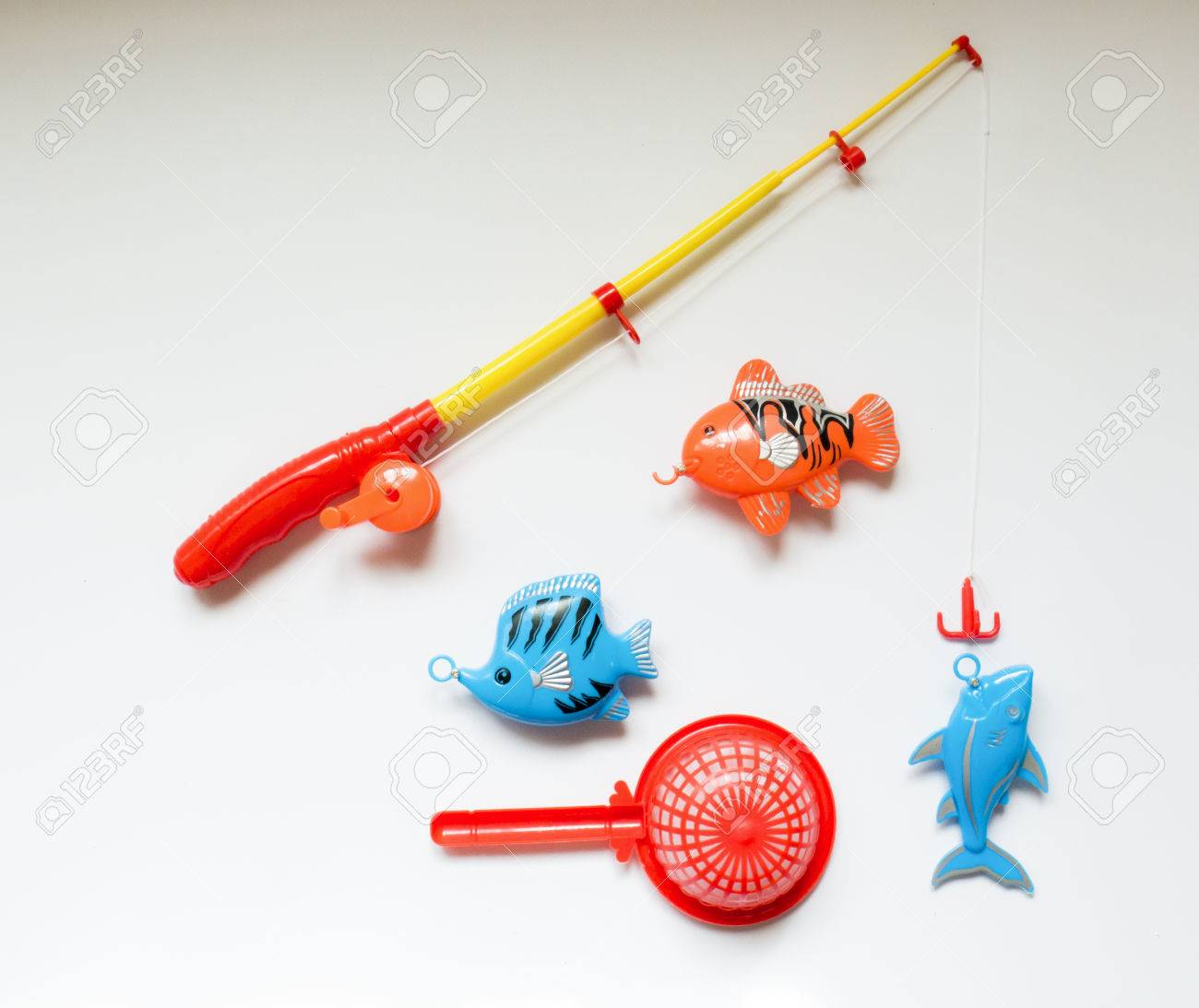 Angelrute Und Fisch, Kunststoff Spielzeug Auf Weißem Spielzeug Angelrute auf weißem Hintergrund Stockfotografie