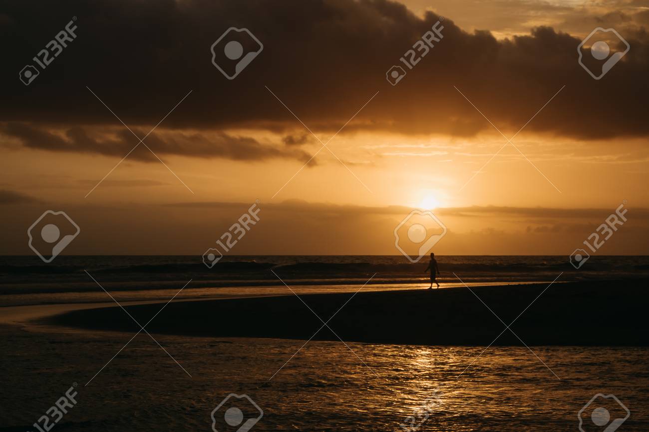 水の海に反射した劇的な夕日雲 ゴールデンアワーの熱帯ビーチ風景 の写真素材 画像素材 Image