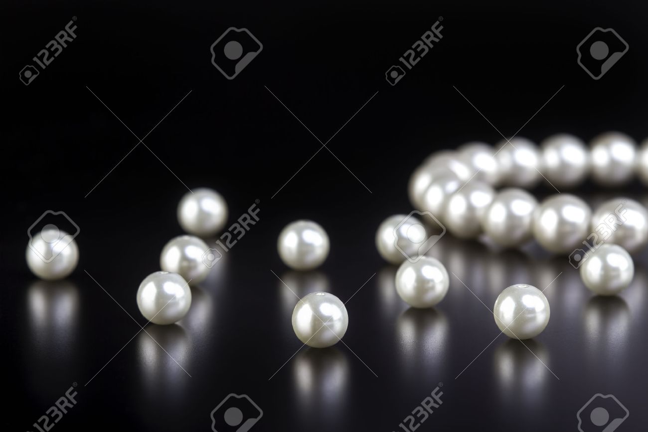 white pearls necklace on black background - 36293597 white pearls necklace on black background - 36293597