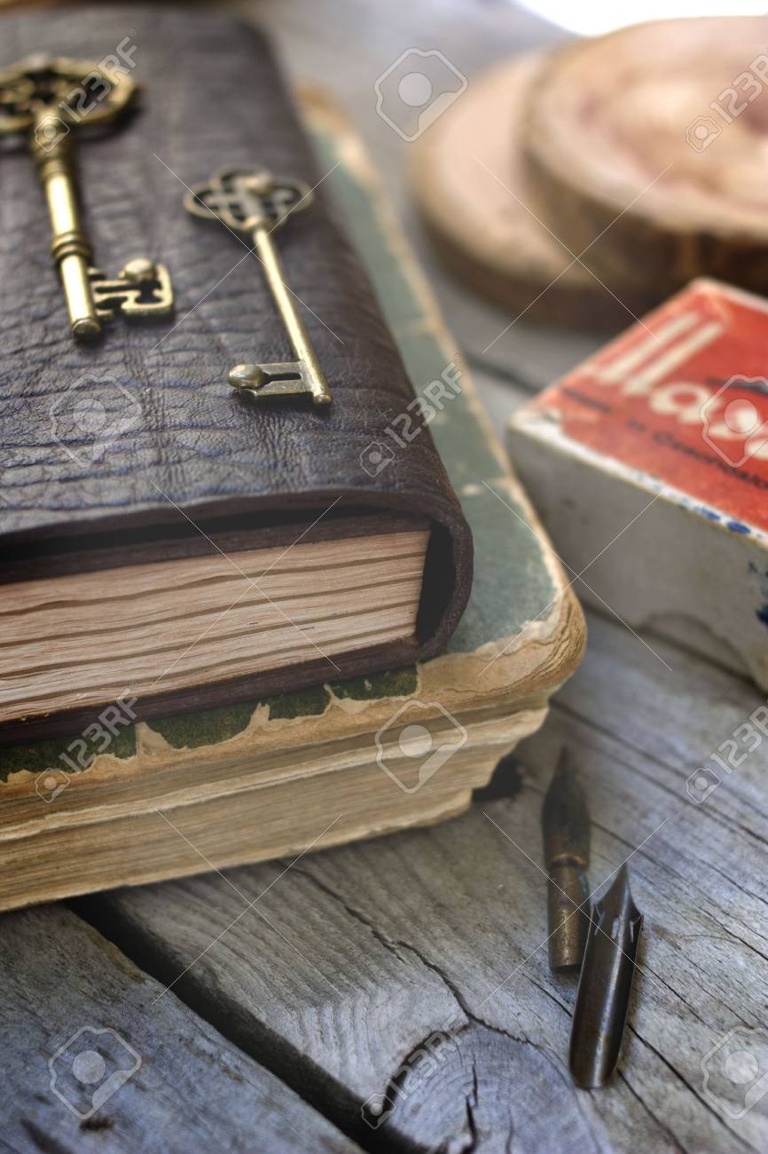 古いものやレザー ノートブック アンティーク の写真素材 画像素材 Image