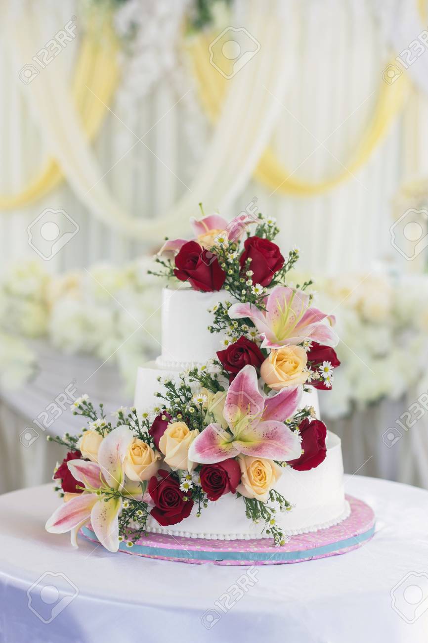 Hermoso Pastel De Bodas Blanco Con Rosas Rojas Como Decoración Fotos Retratos Imágenes Y Fotografía De Archivo Libres De Derecho Image 60792630