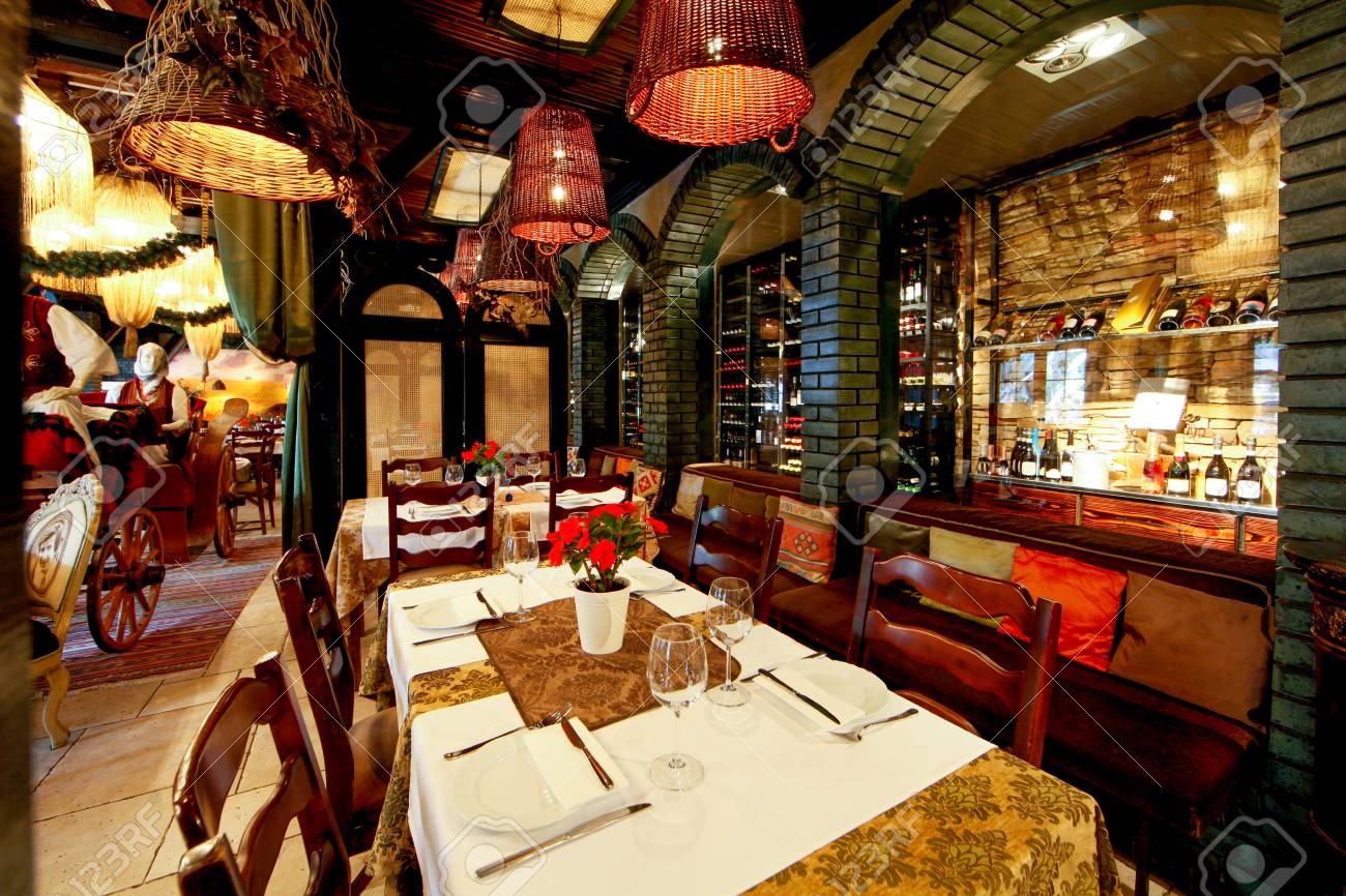 レトロなスタイルのレストランのインテリア ディナー用のテーブルを設定 の写真素材 画像素材 Image