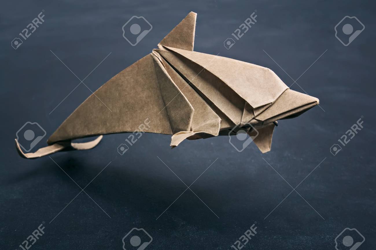 クラフト紙のイルカの折り紙 の写真素材 画像素材 Image