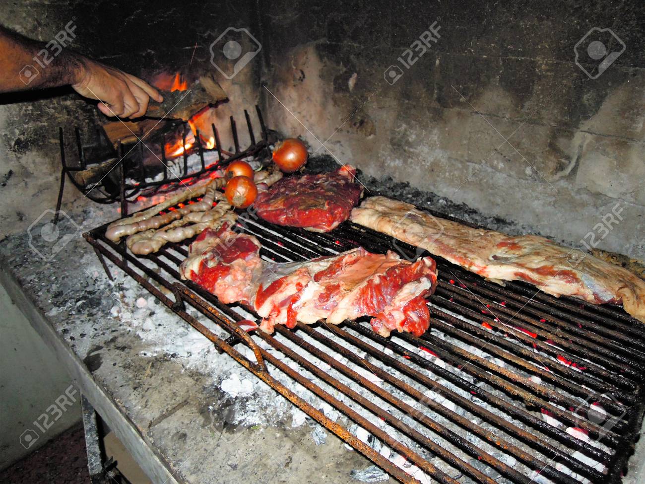 Close up Van Vlees Voor Een Argentijnse Asado Of Bbq In Kok Op De Bbq Grill Bij Een Restaurant Van Mendoza