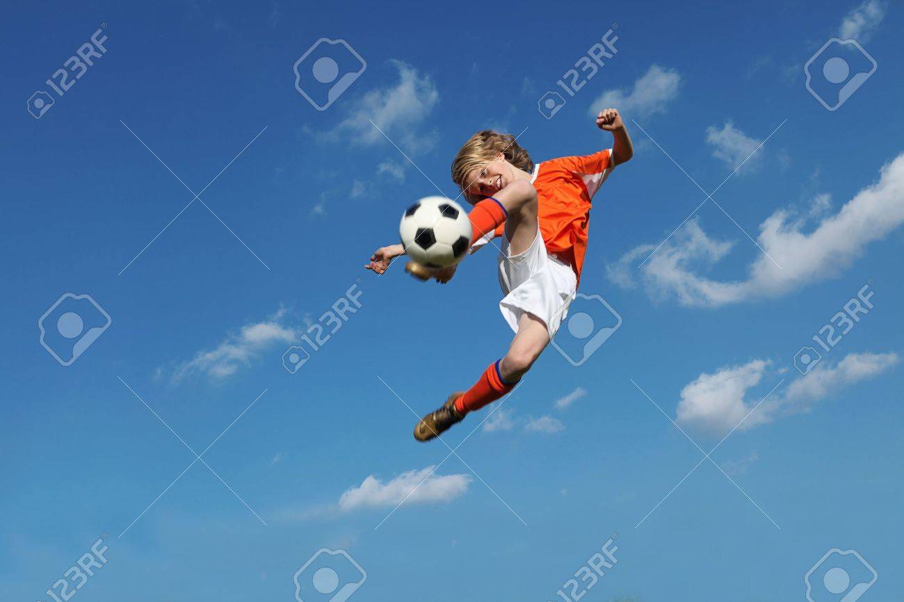 少年サッカー ボールを蹴る の写真素材 画像素材 Image 少年サッカー ボールを蹴る の写真素材 画像素材 Image