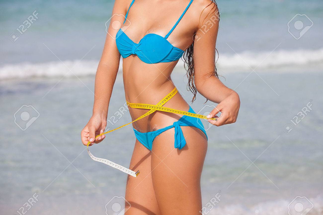 ビーチに巻尺を持つスリム夏ダイエット女性 の写真素材 画像素材 Image