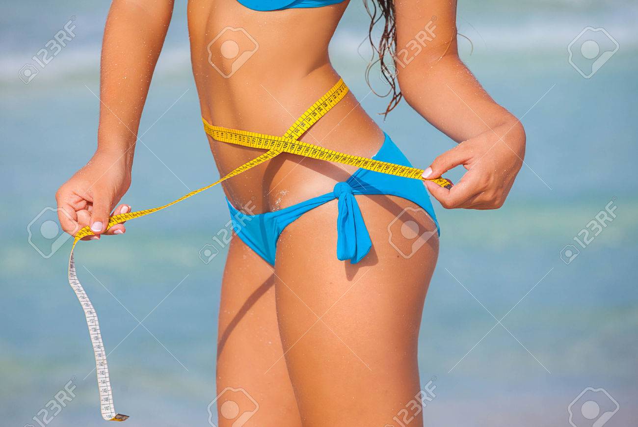 夏ダイエット コンセプトの巻尺とビキニのスリムな女性 の写真素材 画像素材 Image