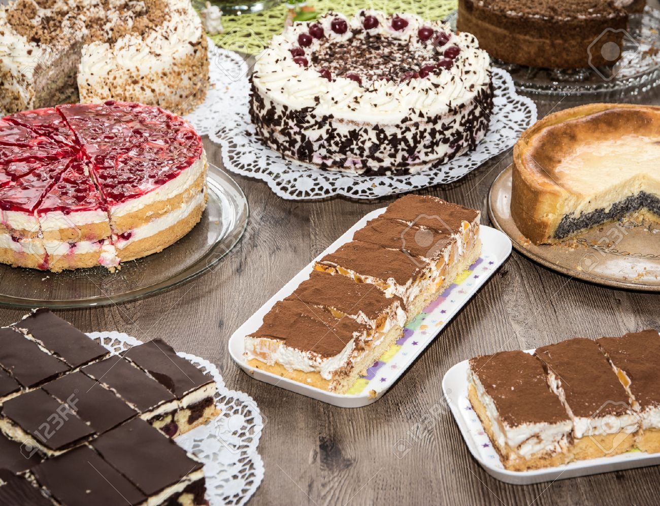 29381898-kuchenbuffet-f%C3%BCr-eine-geburtstagsfeier.jpg