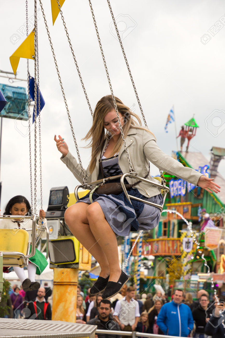 ミュンヘン ドイツ 9 月 19 日 17 年 9 月 19 日にドイツ ミュンヘンのオクトーバーフェストに Chairoplane で未知の女の子 オクトーバーフェストは毎年以上 600 万の訪問者と世界の最大のビール祭りです の写真素材 画像素材 Image
