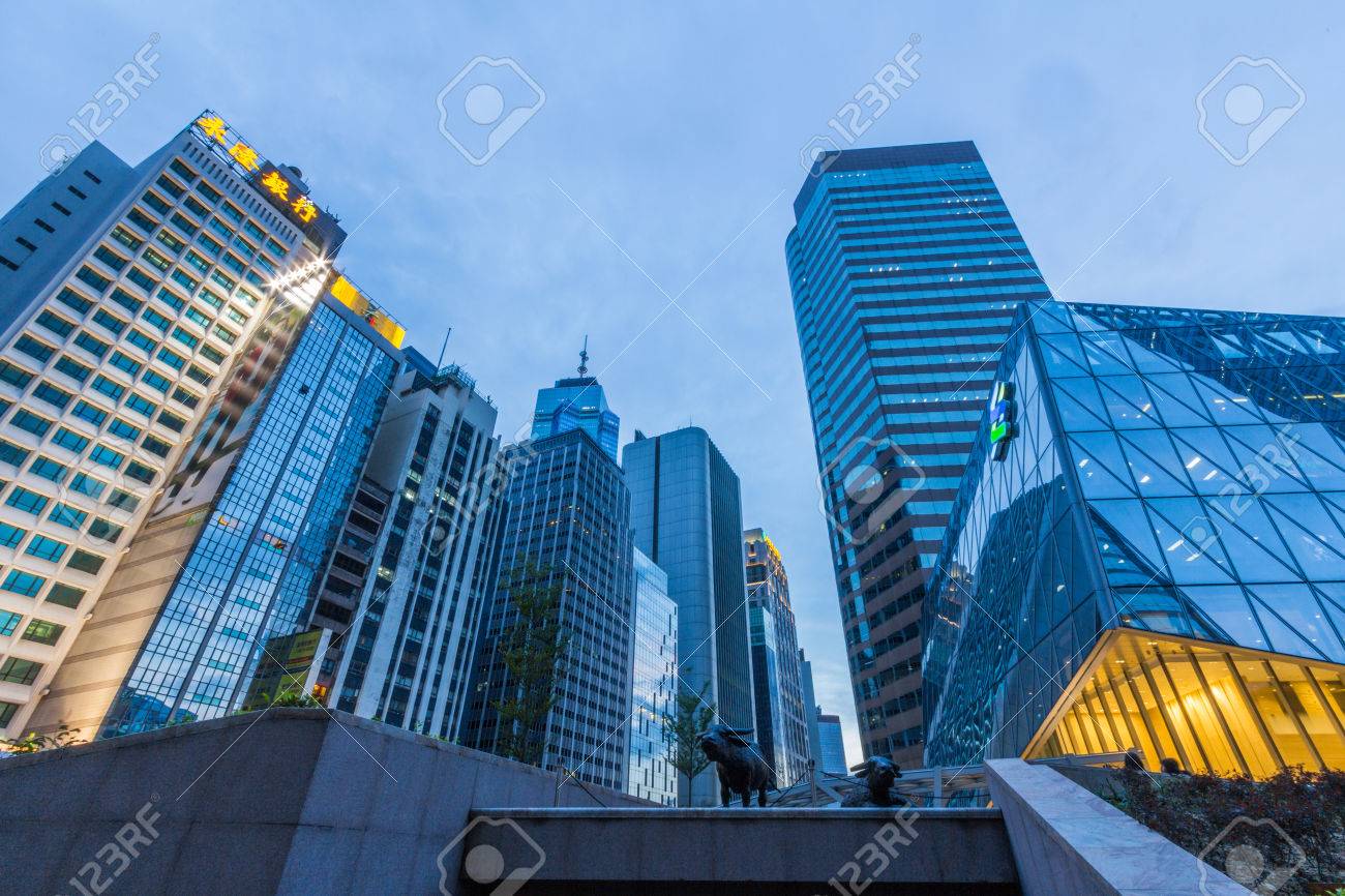 홍콩 스탠다드 차타드 은행 건물, 홍콩의 다른 고층 빌딩들과 함께 홍콩의 관광 도시를 지원하는 세계 최고의 도시 스카이 라인 중 하나  로열티 무료 사진, 그림, 이미지 그리고 스톡포토그래피. Image 28240055