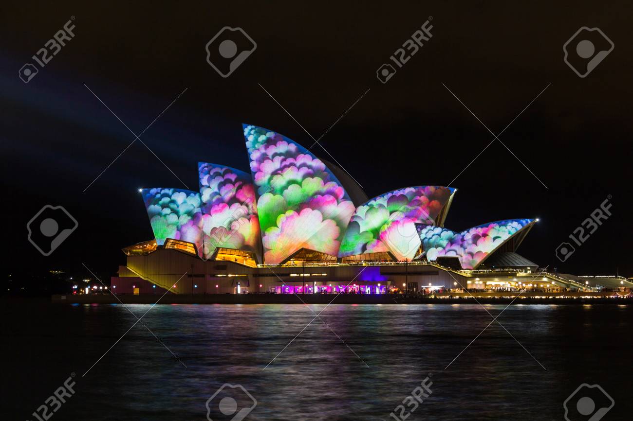Sydney Opera House Beleuchtet Mit Leuchtenden Farben Und Mustern Und  Bewegte Bilder Während Der Jährlichen Vivid Sydney Festival Lizenzfreie  Fotos, Bilder Und Stock Fotografie. Image 29059130.