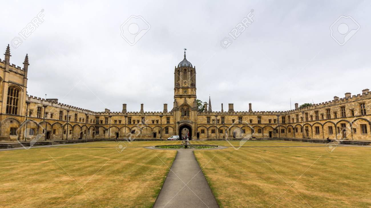 トムの塔とトム クワッド それはエレガントな 17 世紀の鐘楼トム ゲート キリスト教会大学 オックスフォード大学 イギリスにメインの入り口 の写真素材 画像素材 Image