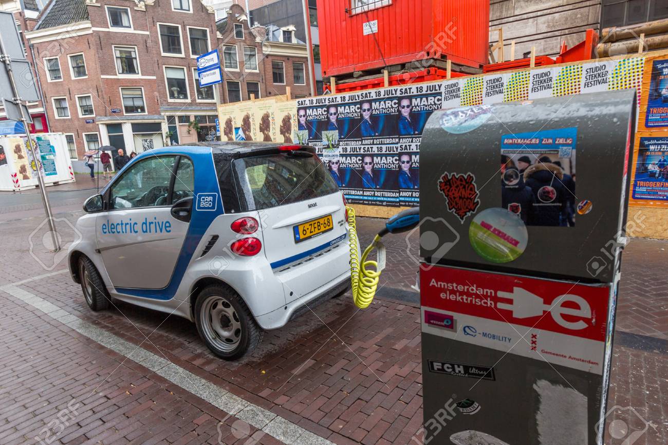 スマート フォーツー エレク トリック ドライブ またはスマート Ed は以前スマート スマートフォーツー Ev として販売されている スマート Fortwo 車のバッテリー電気自動車のバリアント の写真素材 画像素材 Image