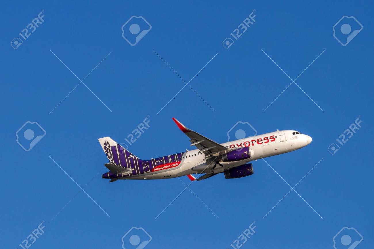홍콩 국제 공항에서 출발하는 홍콩 익스프레스 비행기. 약 90 항공사는 전 세계 150 개 이상의 도시로 홍콩 국제 공항으로  운항합니다. 로열티 무료 사진, 그림, 이미지 그리고 스톡포토그래피. Image 69962800