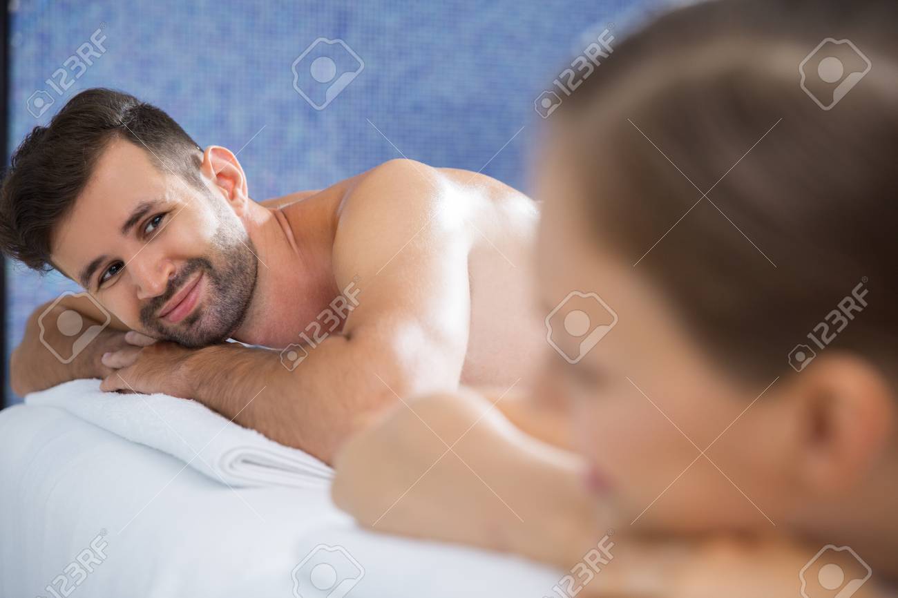 若い男と女が仰向けになってマッサージ スパ サロン内のテーブル 男は女性ににこにこしています ボケ女が部分的に見られます の写真素材 画像素材 Image 若い男と女が仰向けになってマッサージ スパ サロン内のテーブル 男は女性ににこにこしています ボケ女が部分的に見られます の写真素材 画像素材 Image