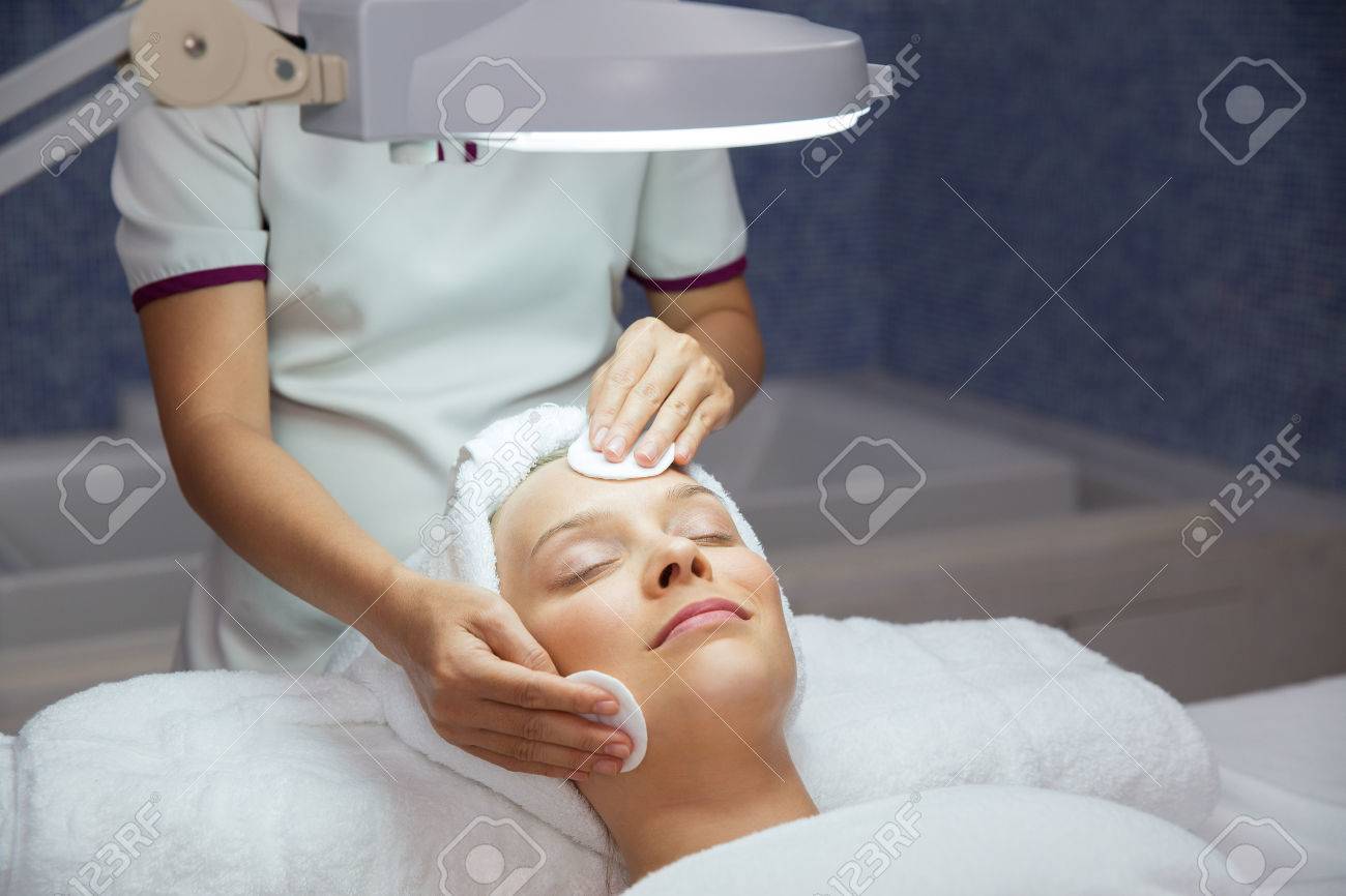 close up jungen inhalt der frau unter lampe liegen schliet die augen und mit gesichtsbehandlung - Wie Schliet Man Eine Lampe An close up jungen inhalt der frau unter lampe liegen schliet die augen und mit gesichtsbehandlung - Wie Schliet Man Eine Lampe An
