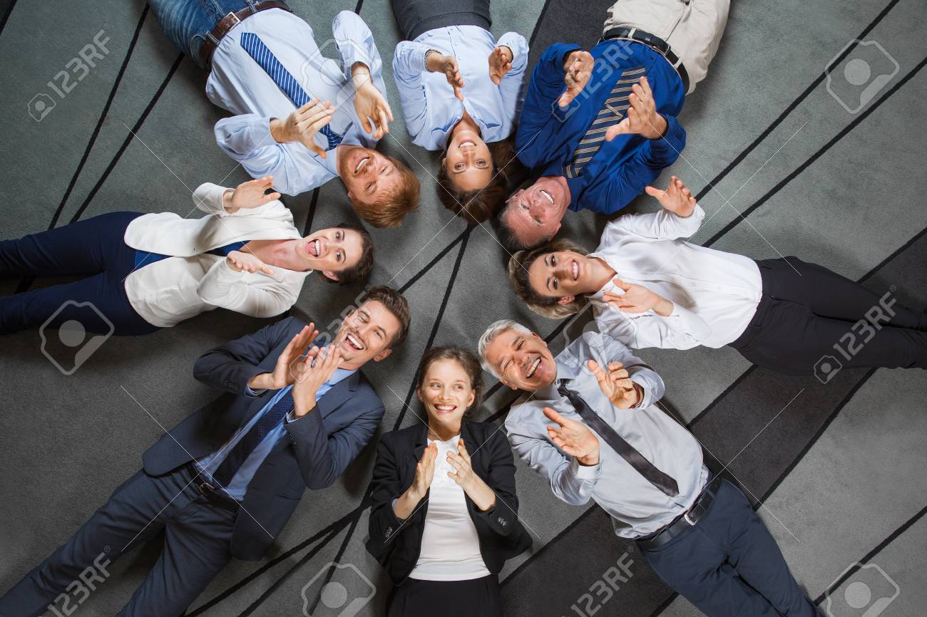 Acht Lacheln In Die Kamera Business Leute Auf Dem Boden Im Kreis Und Klatschen Liegen Draufsicht Lizenzfreie Fotos Bilder Und Stock Fotografie Image 65033147