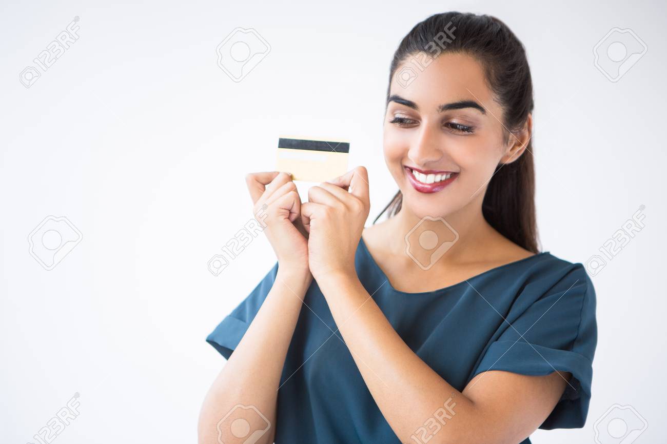 笑顔の若いインド人女性広告クレジット カードの写真素材・画像素材 Image 68554576