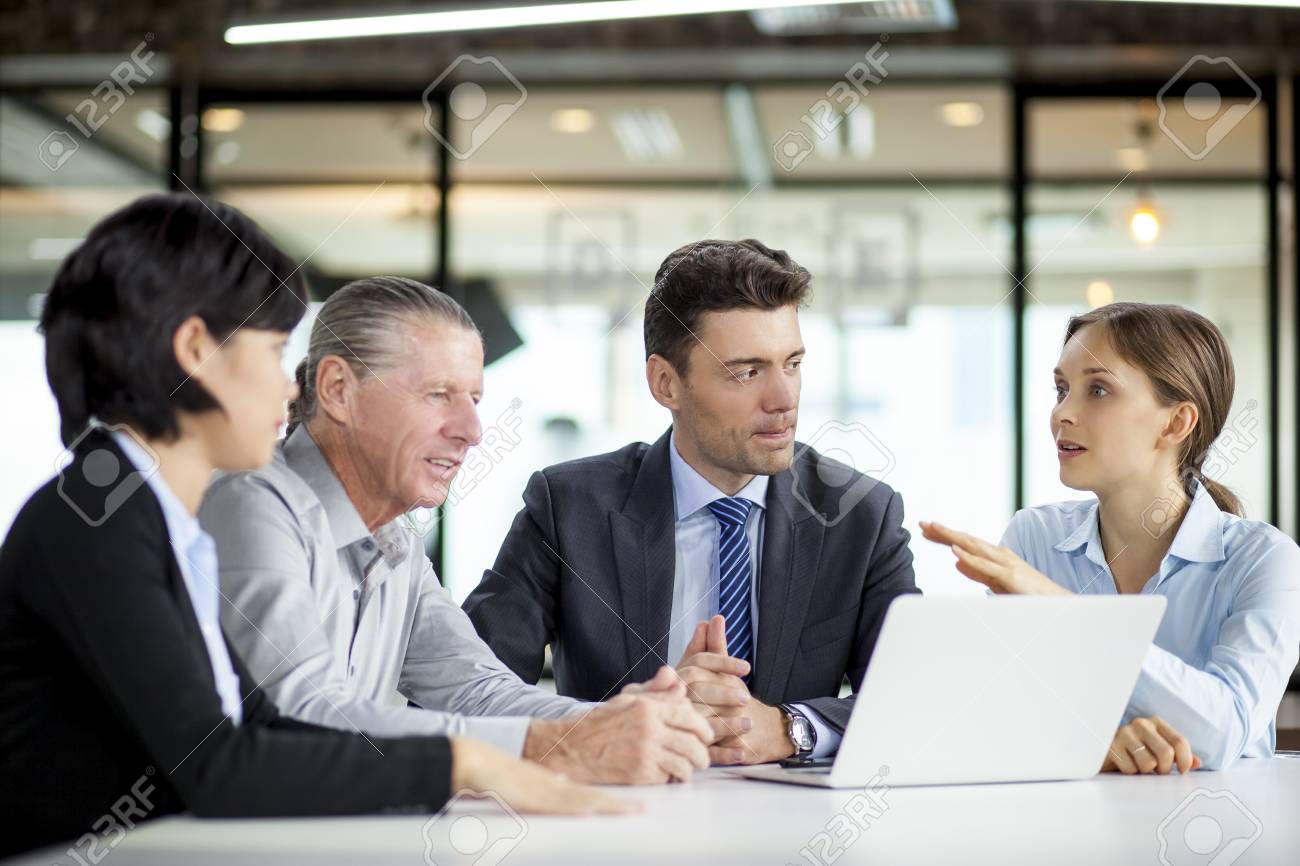 若いビジネス女性会議でのアイデアを提案 の写真素材 画像素材 Image 71170753