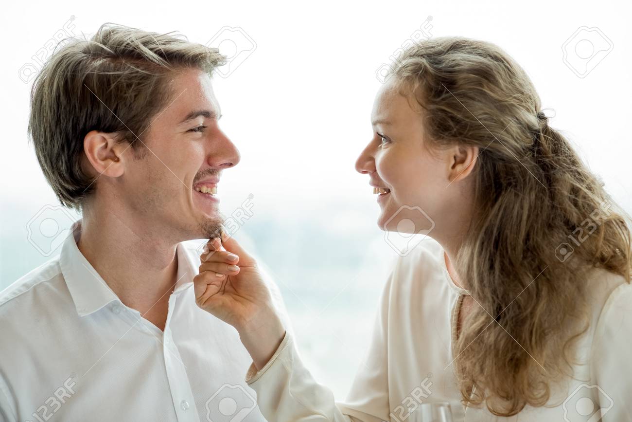 彼氏のチンをつまんで陽気な女性 の写真素材 画像素材 Image