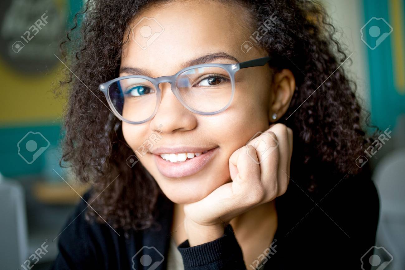 陽気なアフリカ系アメリカ人の女性メガネ の写真素材 画像素材 Image 陽気なアフリカ系アメリカ人の女性メガネ の写真素材 画像素材 Image