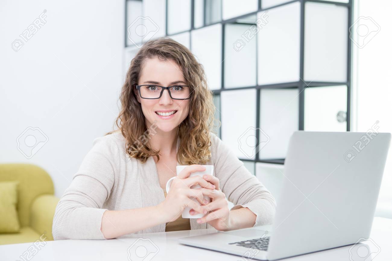 自宅でノートパソコンに取り組んでかわいい女性 の写真素材 画像素材 Image 自宅でノートパソコンに取り組んでかわいい女性 の写真素材 画像素材 Image