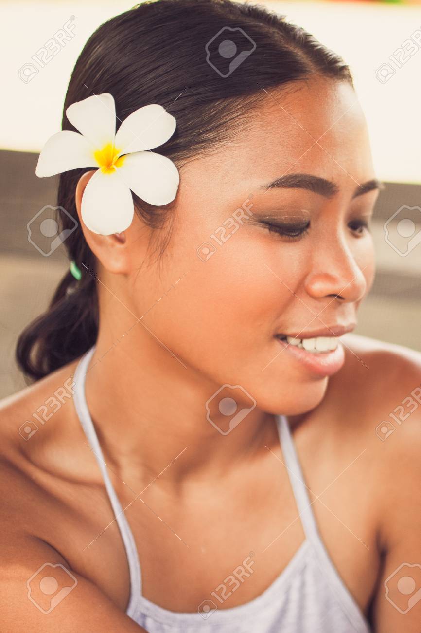 かなりアジアの女性の彼氏の首を抱きしめる の写真素材 画像素材 Image かなりアジアの女性の彼氏の首を抱きしめる の写真素材 画像素材 Image